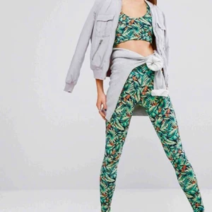  - Snyggt träningsset från 213 Apparel. Tightsen har hög midja och är i storlek XS, toppen är i storlek S. Endast provat! 🤸🏻‍♀️ Köparen står för ev fraktkostnad ✨