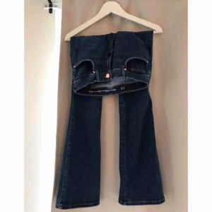  - Mörkblå flare jeans från Bikbok med nypris på 599kr. Använda en gång. Sälj pga jag inte tycker de passar mig längre. Hämtas i Kalmar eller skickas om köparen står för frakten som är 63kr.