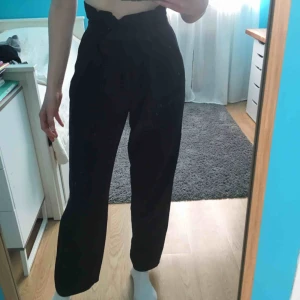  - Supersnygga byxor! Knappt använda, som nya! Storlek XS, men passar super på mig som har XS i midjan och S/M runt rumpan. Dvs ganska rymliga och passar alla kroppsformer. Jag är 173 cm. Nypris 350. Kan mötas upp i Sthlm eller skicka mot fraktkostnad (59:-)