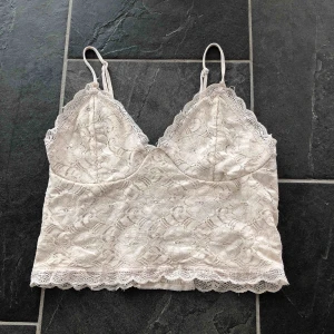  - Beige spetstopp från Bikbok! Superfin men har tyvärr blivit för liten för mig.. 60 kr + frakt 💓