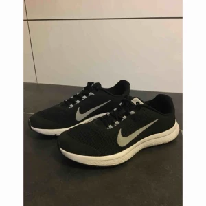 - Knappt använda Runallday Nike skor i storlek EU 44.5. Bra för löpning och vandring. Köparen står för frakten