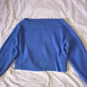  - Stickad off shoulder tröja. Använd 2-3ggr. Bra skick, inte nopprig. 