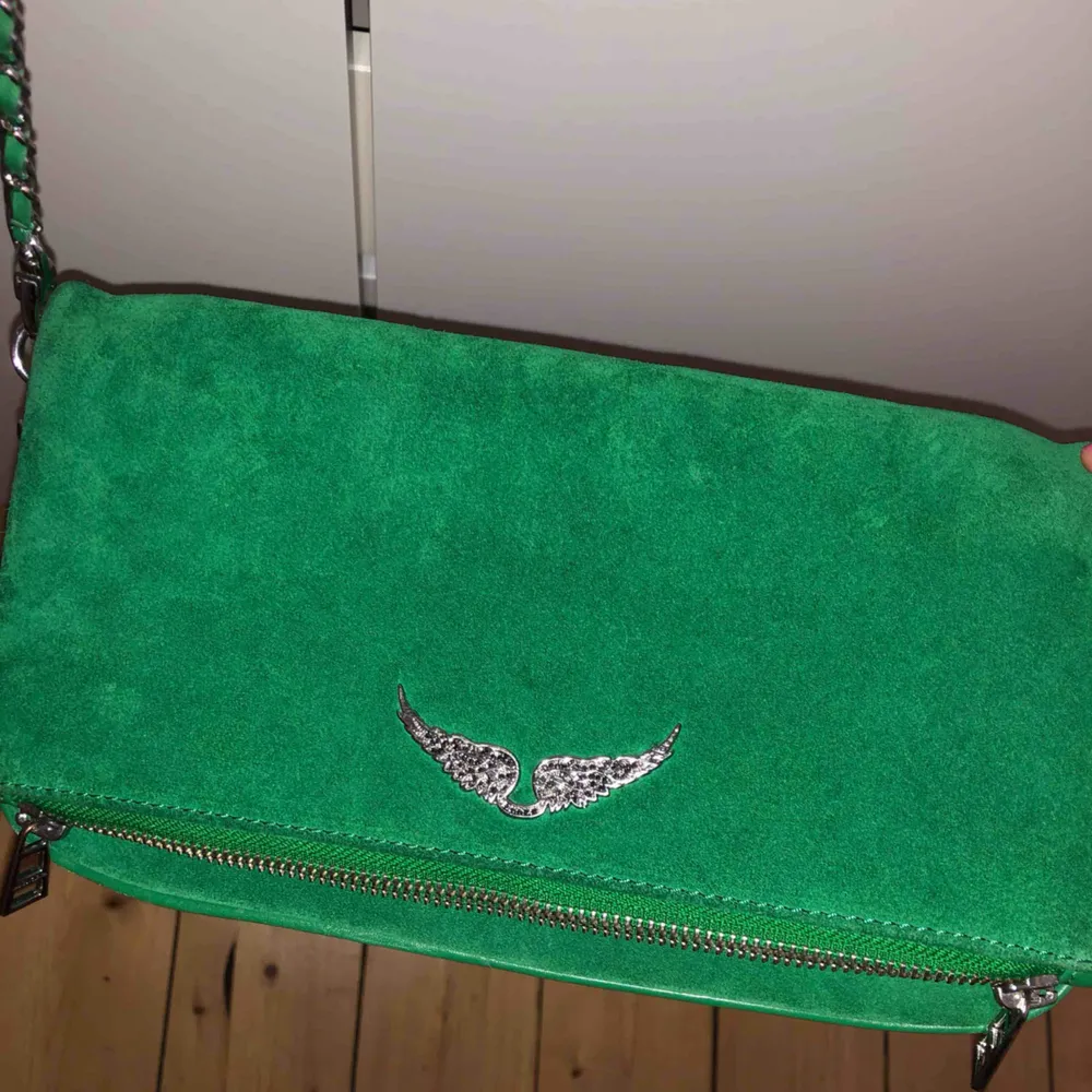 Säljer min zadig väska i grön mocka, knappt använd å köptes för 3600 här i Stockholm i våras 2018💕. Väskor.