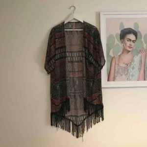  - Supersnygg kofta som är boheminspirerad. Inköpt i Australien. Passar perfekt till sommaren🍻🍻🍻