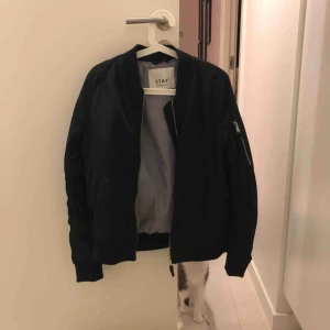  - Bomberjacka svart köpt från carlings och är knappt använd. 