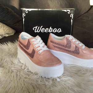 Helt nya oanvända Weeboo Miss Walk It Out Platform Sneakers Kitty Blush i färg Light Pink Blush - Storlek 6 1/2 (svensk storlek 37) 😻👟💕  7 cm hög sula 🦄✨💖💫 Köptes för 450 kr 🌸⭐️🎀