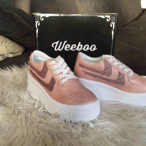  - Helt nya oanvända Weeboo Miss Walk It Out Platform Sneakers Kitty Blush i färg Light Pink Blush - Storlek 6 1/2 (svensk storlek 37) 😻👟💕  7 cm hög sula 🦄✨💖💫 Köptes för 450 kr 🌸⭐️🎀