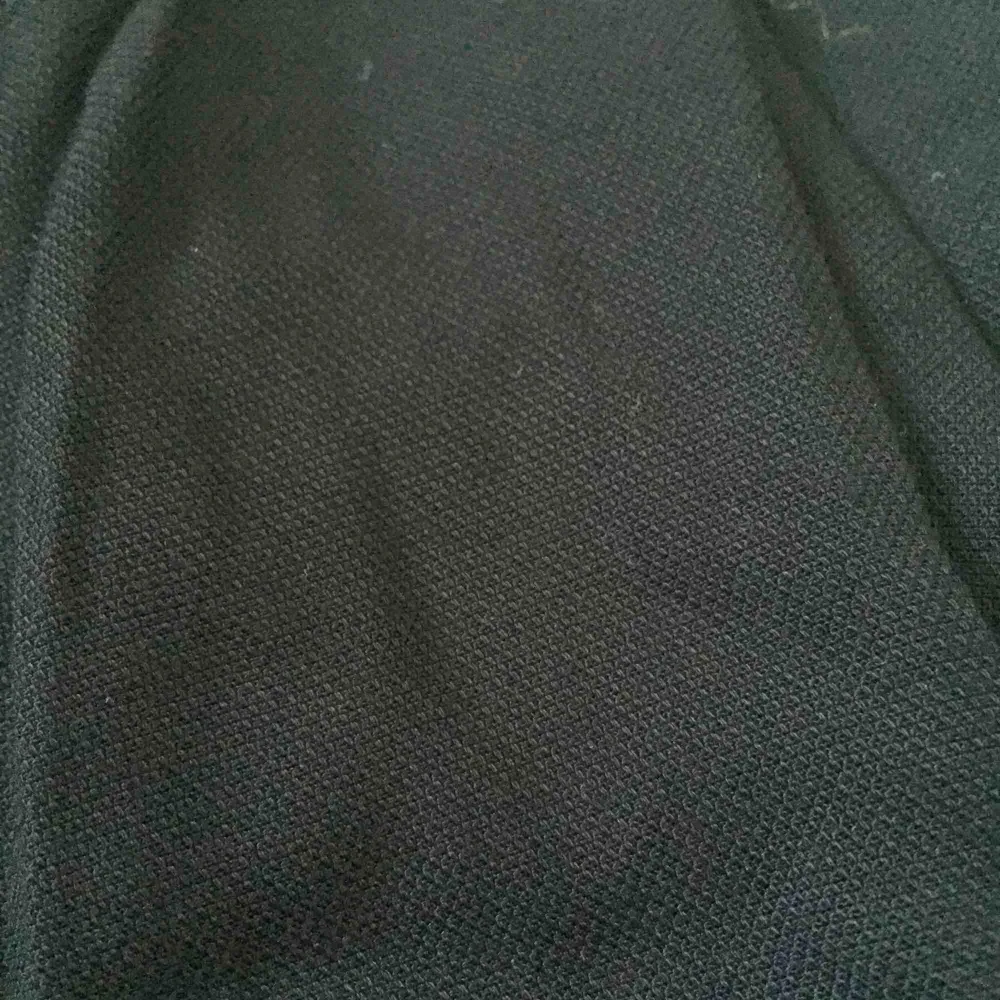 Svarta korta utsvängda byxor från Esprit. Band i midjan och fickor. Skön kvalitet.. Jeans & Byxor.