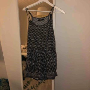  - Svart-vit playsuit, bra skick, har mer markerad midja än vad bilden visar