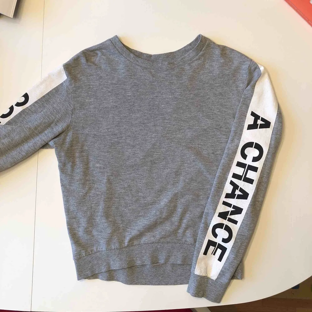 Snygg tröja med trycket ”Never Miss a Chance”. Använd endast en gång. Tröjor & Koftor.