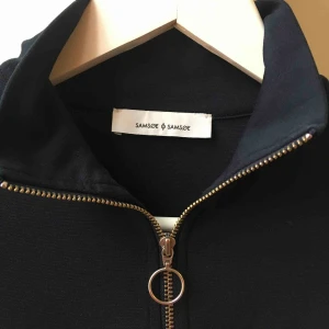  - Jättefin marinblå klänning från Samsøe Samsøe i nyskick! Tror det är en S men skulle säga att den är rätt oversized så skulle kanske säga M beroende på hur man vill att den ska sitta!