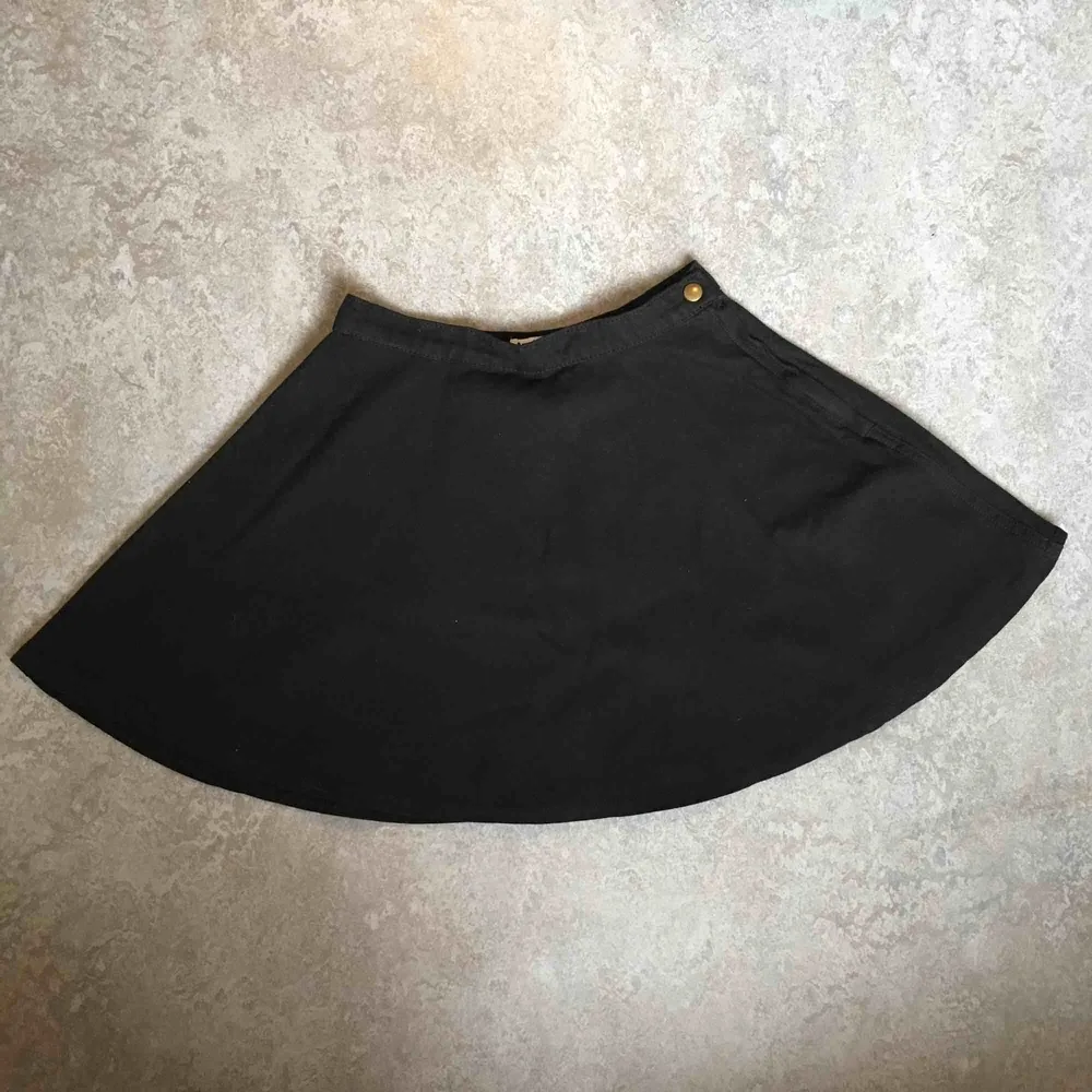 Supersöt svart jeanskjol från American apparel i strl S. Använd endast ett fåtal ggr.. Kjolar.
