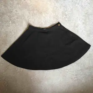 Supersöt svart jeanskjol från American apparel i strl S. Använd endast ett fåtal ggr.