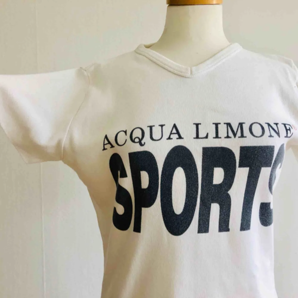 Tuff t-shirt-klänning från ACQUA LIMONE sports.   I snyggt, begagnat skick.   100% Cotton.  Frakten ingår i priset. . Klänningar.