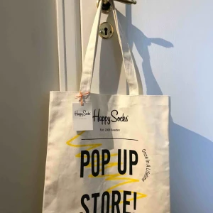  - Tygväska från happysocks, finns i Odenplan Stockholm ，kan skicka via post, frakt 40kr