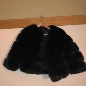 - Säljer min pälsjacka då den inte passar. Det är i stl M men är liten i storleken så skulle säga att det är en S/XS.  Pälsen är i fin fakepäls.  Kan skickas emot fraktkostnad.  Nypris på jacka 1500 
