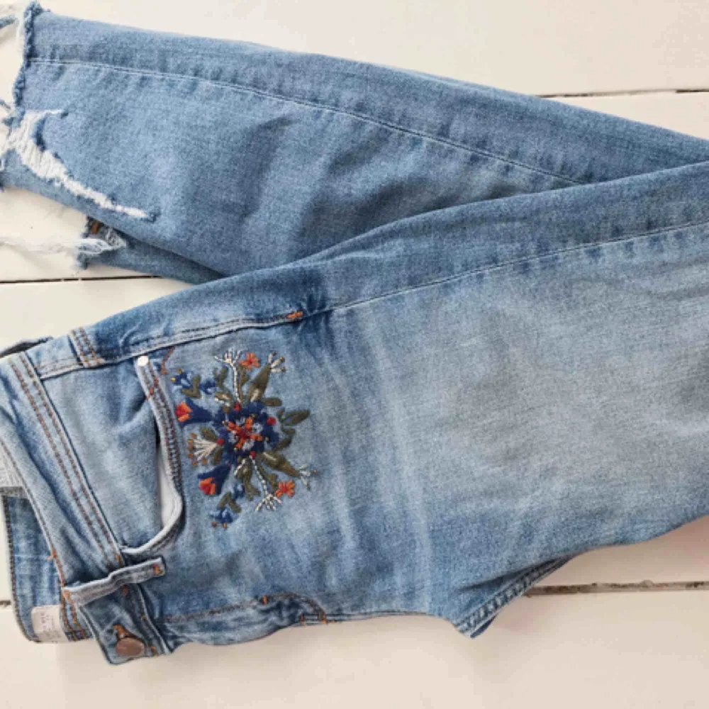 Jeans med brodyr och slitningar även stretch, riktigt snygga till våren. Från Zara strl 36, kan mötas i Örebro annars frakt🌞. Jeans & Byxor.