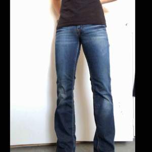 Skitsnygga utsvängda bootcut jeans som är för långa o smala för mig tyvärr. Waist 28 enligt lapp.    Mätta mått: Innerbenslängd (cm): 84 Midjemått (cm): 76  Möts upp eller skickar, då står köparen för frakt. Har swish.