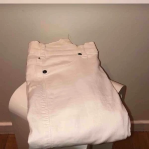  - Vita dr demin jeans som sitter super fint, tighta hela vägen och i super skick!  Inte uttöjda på ngt sätt men pga stretch passar den 32-36 ungefär +50 frakt och priset kan diskuteras
