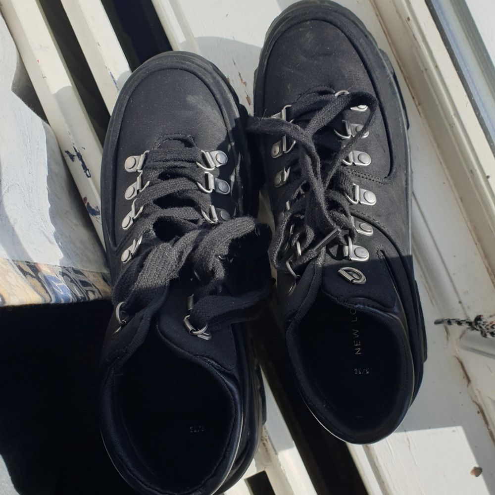 Snygga svart skor, använt dom 1 gång tidigare. Dom är inte alls klumpiga även fast det kan se ut så. Man blir ju lite länge i dom också. Köpte dom för 459 kr. Frakten ingår.. Skor.