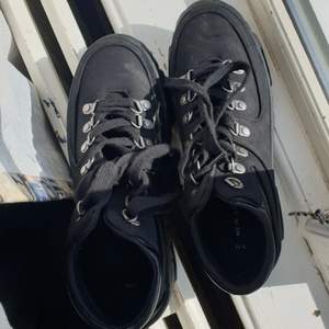 Snygga svart skor, använt dom 1 gång tidigare. Dom är inte alls klumpiga även fast det kan se ut så. Man blir ju lite länge i dom också. Köpte dom för 459 kr. Frakten ingår.