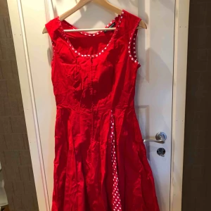  - Rockabilly style! Knappt använt, nypris 1500kr!  Köparen betalar frakten alternativt mötas upp då jag reser inom Bohuslän, Dalsland, mot Gbg. 