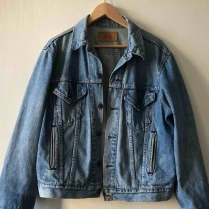  - Made In USA. Trevligt och snyggt slitet skick. Kan hämtas i Uppsala eller skickas mot fraktkostnad, medium. 