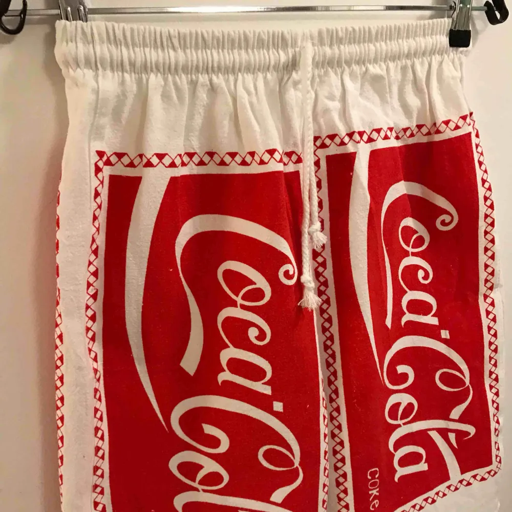 Coka Cola shorts från 80-talet, men nya och inte använda. Finns ca 20 par och storleken är Smal-Medium, som en storlek 28-32 för killar, 36-42 i damstorlek. Det är One Size, skicka pm om ni har frågor. 50:- inkl frakt!. Shorts.