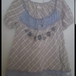  - Odd Molly stl 3. Fint skick. Band som kan knytas i ryggen, fickor i sidorna. Djur och rökfritt hem.