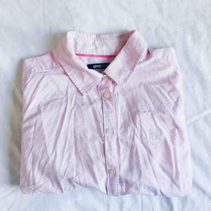 Söt rosa skjorta i stork behov av kärlek och en strykning! Efter det är den så gott som ny! 