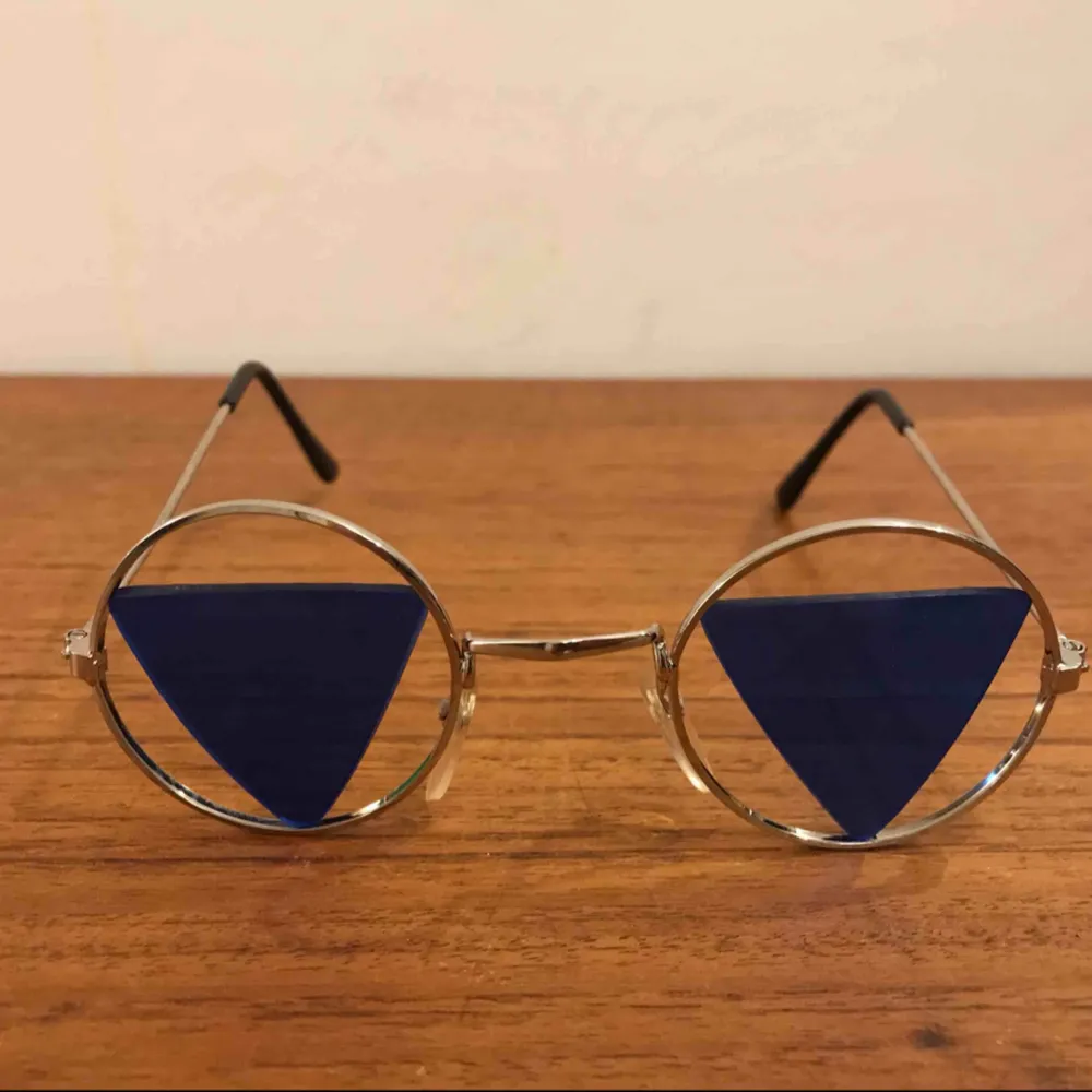 Trekantiga John Lennon solglasögon. Blåa glas och helt nya, har ca 12 st och säljer dom för 19:- inkl frakt!. Accessoarer.