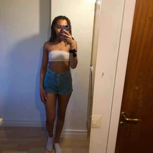  - Ett par jeans-shorts från american aparel. Skitsnygga och bra kvalite, även dom är knapt använda och säljs för bra pris🥳🥳❤️❤️ frakt+60kr