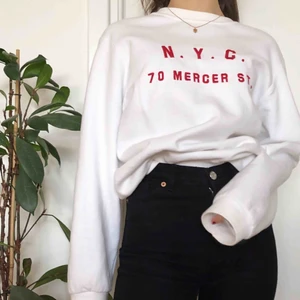  - Snygg oversized sweatshirt med röd text från Brandy Melville! I bra skick! Inga fläckar. Checka gärna in min profil för andra snygga plagg!💓
