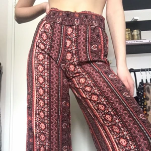  - Flowy byxor i luftigt material. Frakt ingår 