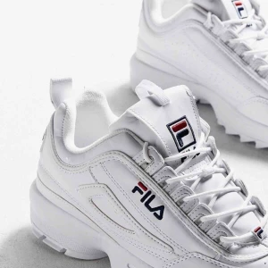  - Ett par vita Fila sneakers.  Strl 39.   Kan gå ner i pris vid snabb affär!!  Använda 2-3 gånger men orkar inte ha kvar dom längre eftersom dom då dom är för trånga vid tårna.