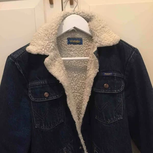  - Fodrad jeansjacka, 250kr inklusive frakt. Jättefin nu när det börjar bli varmare ute!