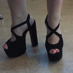  - Svarta klackar i strl 36. Knappt använda. Hög klack. 