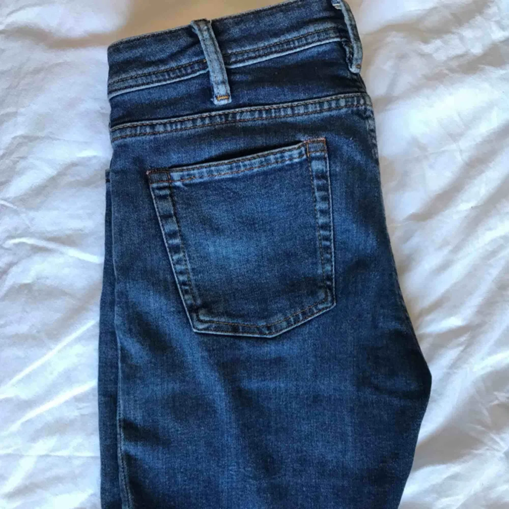 Acne blå konst mörkblå jeans low waist. Sparsamt använda, inga flaws🦋 size🧷w:28 l:32.. Jeans & Byxor.