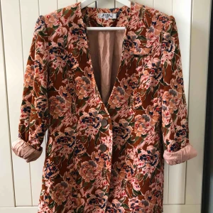  - Vintage!  Skräddad kavaj med 2 knappar fram.  Inga fickor.   Material  100%Viscose  Upphämtning centrala Uppsala Porto tillkommer vid frakt, 54kr