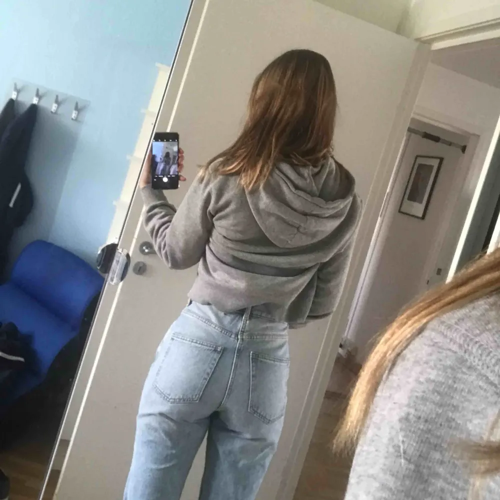Asss snygga mom jeans från monki , jag är st S i vanliga fall dem sitter som en smäck! . Jeans & Byxor.