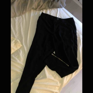  - Mycket bekväma kostymbyxor som tyvärr har blivit försmå för mig:/ köparen står för frakt