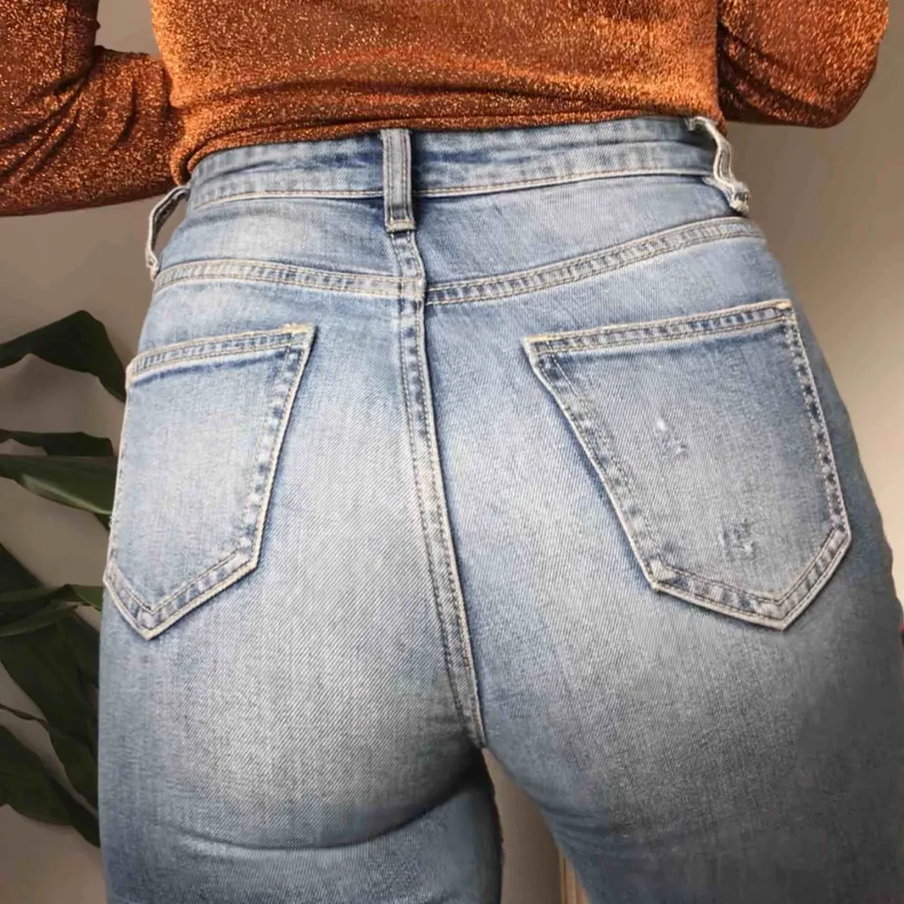 Supersnygga jeans från Cubus som sitter såå bra på! Säljer då de tyvärr blivit lite små åt mig, de är ganska använda men lika fina för det! Frakt tillkommer 🧡🧡. Jeans & Byxor.