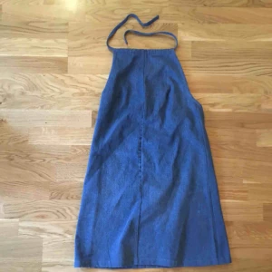  - Klänning i jeanstyg med halterneck och låg rygg. 🌼 Köpt på beyond retro, helt oanvänd pga inte min stil. Kan mötas i stockholm eller skicka, köparen står för frakt.