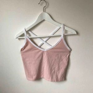  - Ljusrosa och vit topp. Likadan topp som föregående bild men i ljusrosa. Använd 1 gång. Köparen står för fraktkostnad enligt postens portotabell.