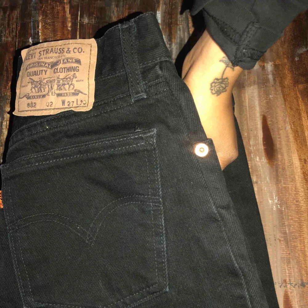 Skiitsnygga svarta Levis som tyvärr blivit för små, höga i midjan och smala nertill, momjeans stil . Jeans & Byxor.