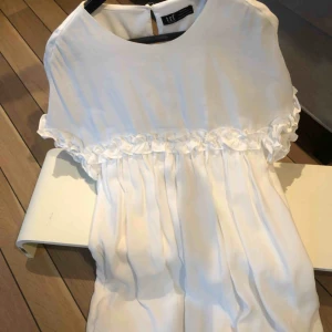  - Hej! Säljer en jätte söt vit jumpsuitkläning ifrån zara! Perfekt till skolavslutning eller sommar kvällar🤤