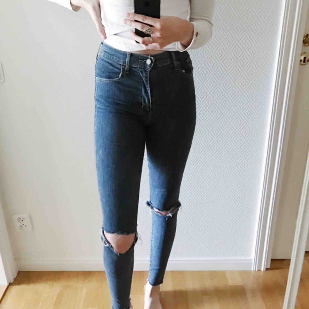 Levis- ”Mile high super skinny”. Dessa jeans är så otroligt sköna då de är väldigt stretchiga. Har själv klippt hål i de samt klippt av där nere för att de skulle se slitna ut. Jättesnygga verkligen!💙. Jeans & Byxor.