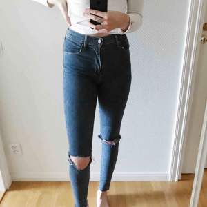 Levis- ”Mile high super skinny”. Dessa jeans är så otroligt sköna då de är väldigt stretchiga. Har själv klippt hål i de samt klippt av där nere för att de skulle se slitna ut. Jättesnygga verkligen!💙