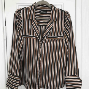  - Randig silkesblus i fina färger & snygg passform Använd 1 gång (som ny)!  Funkar lika bra till vardag som till fest. 