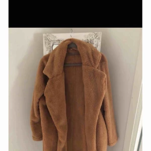  - Snygg beige teddykappa i oversize. Perfekt i vår med ett par sneakers! Aldrig använd Stl L